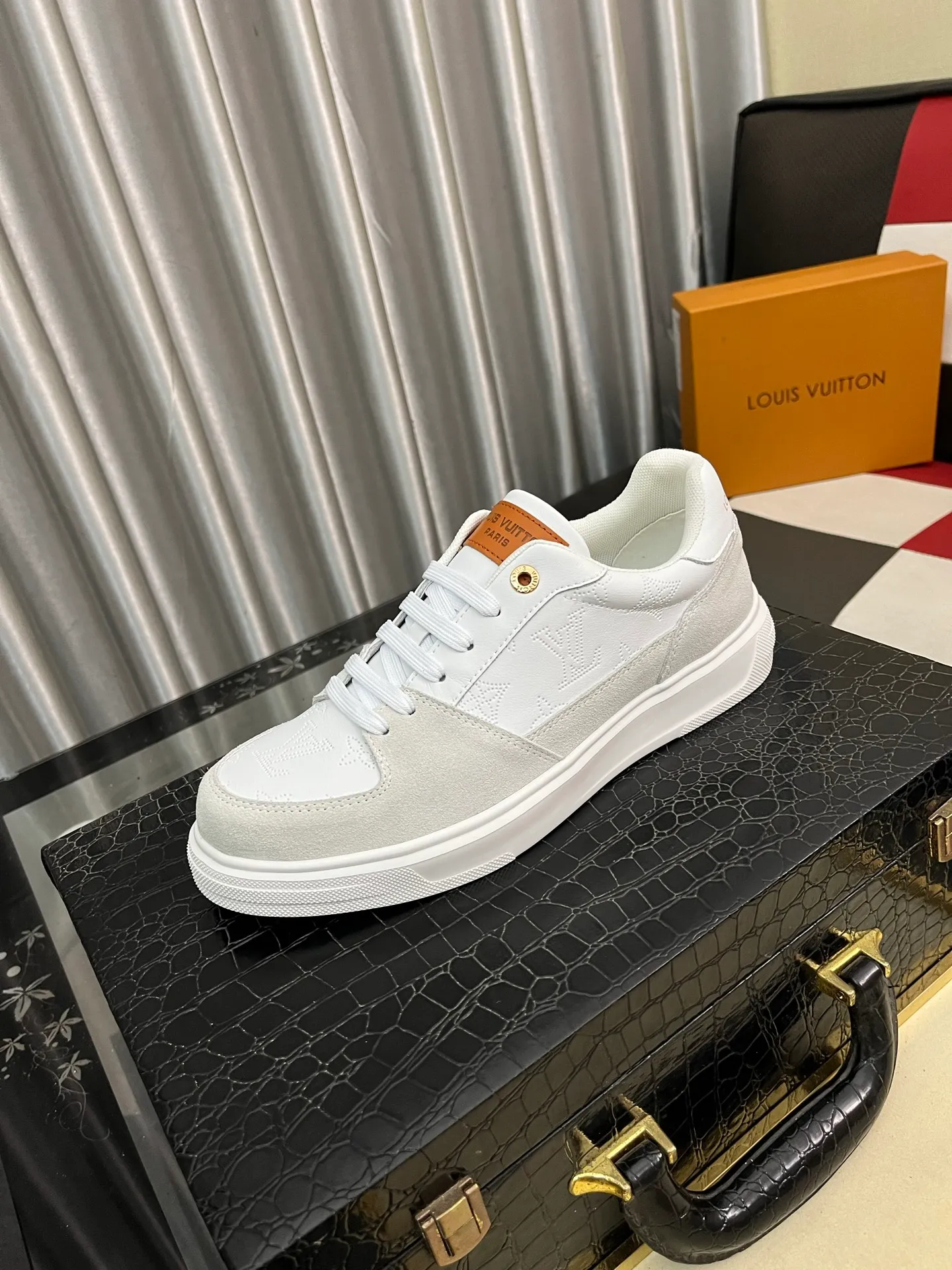Men's Men's Shoes 💰420⌚️⌚️LV Louis Vuitton. The latest trendy casual shoes are popular in physical stores in sizes 38-44. New spring and summer comfortable imported custom original cowhide, unique jacquard fabric element design. Paired with sheepskin lining, Lv original bottom, [taiyang][taiyang] high-end packaging and high quality💪Details determine the quality, you can enter and leave the counter at will, welcome to compare🇮🇹